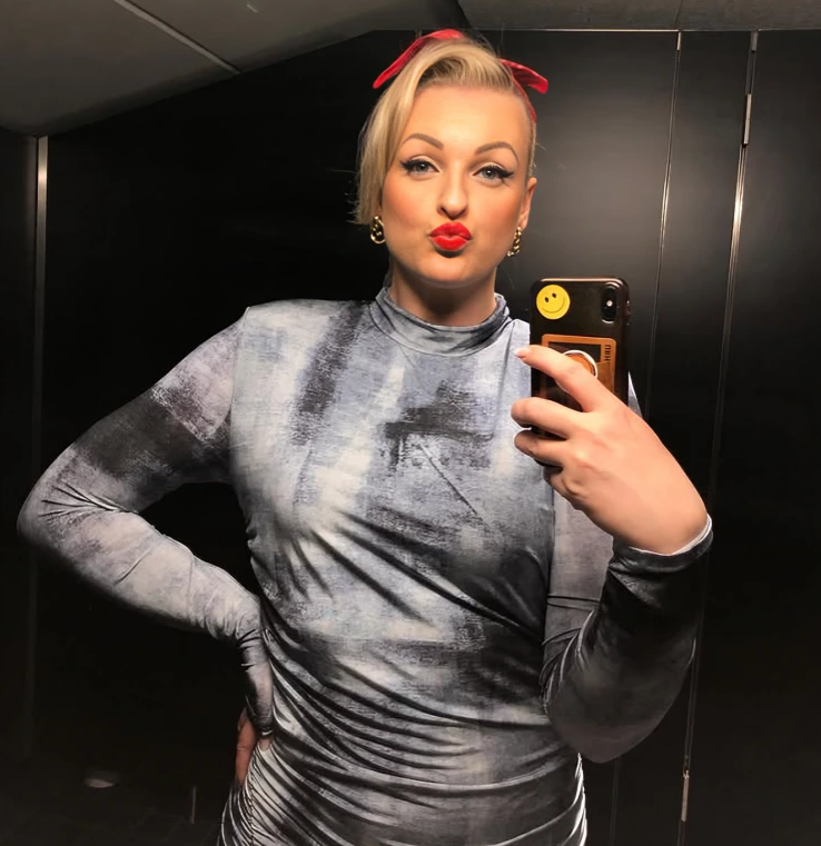 Jenni Poikelus pituus – faktat suomalaisjuontajasta