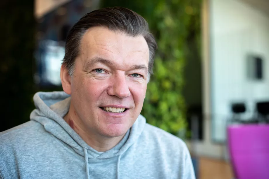 Tomi Natri – ura, tausta ja elämä suomalaisessa mediassa